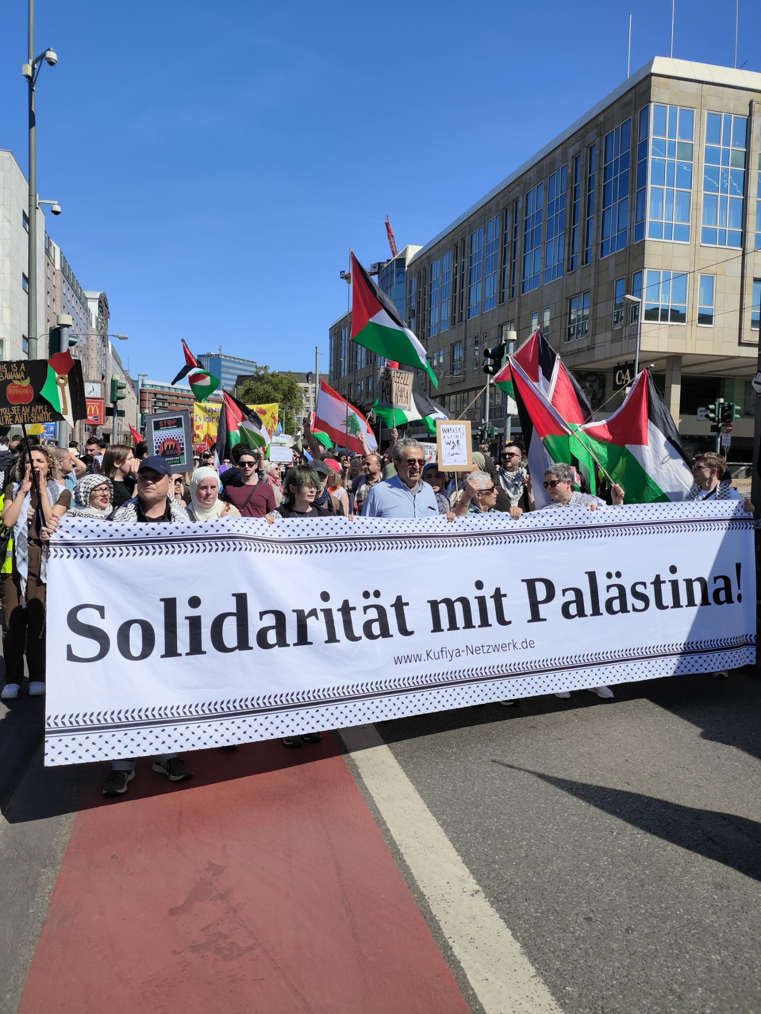 Solidarität mit dem System-change-camp und dem Internationalistischen Zentrum Frankfurt!